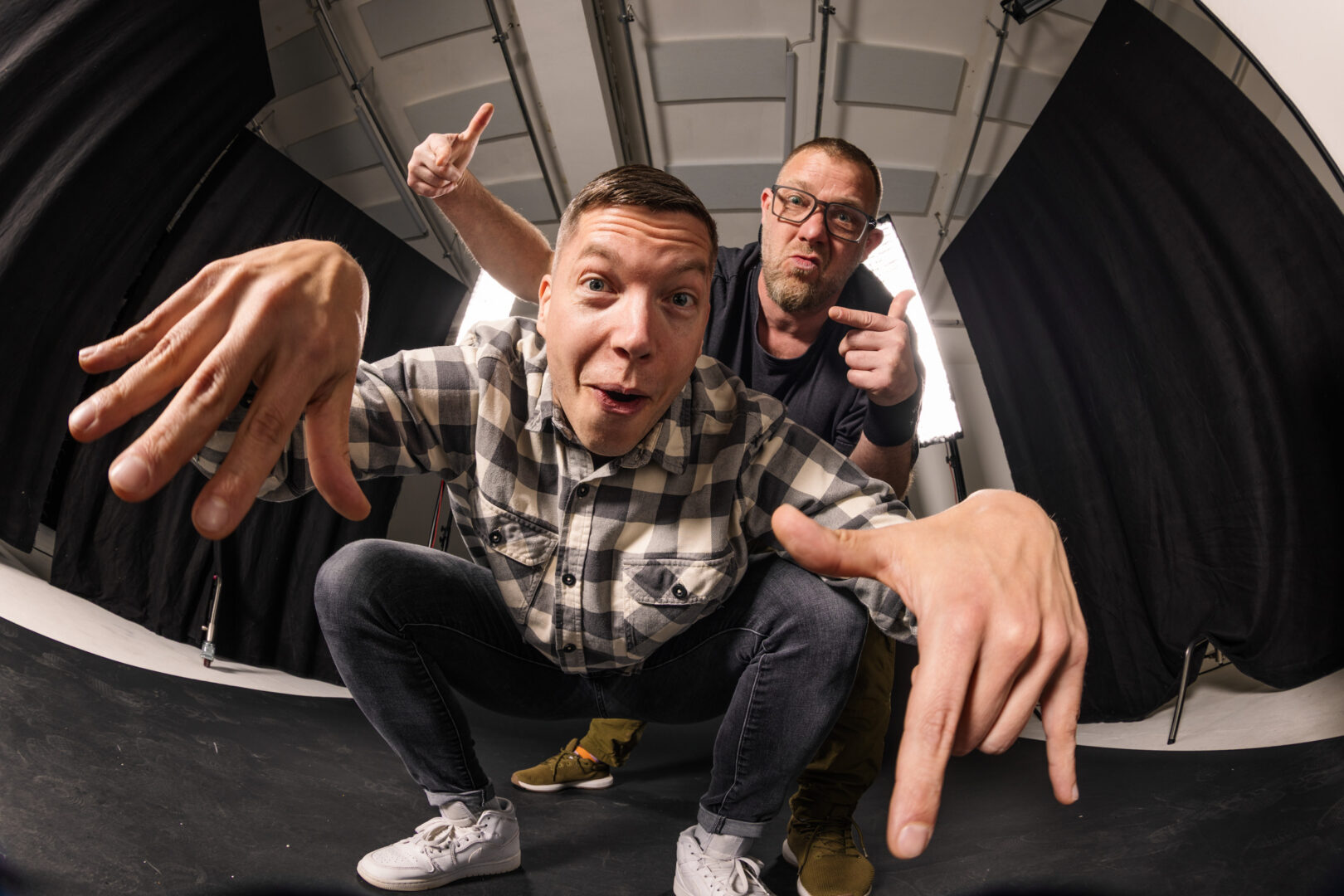 Zwei Teammitglieder posieren gemeinsam im Studio