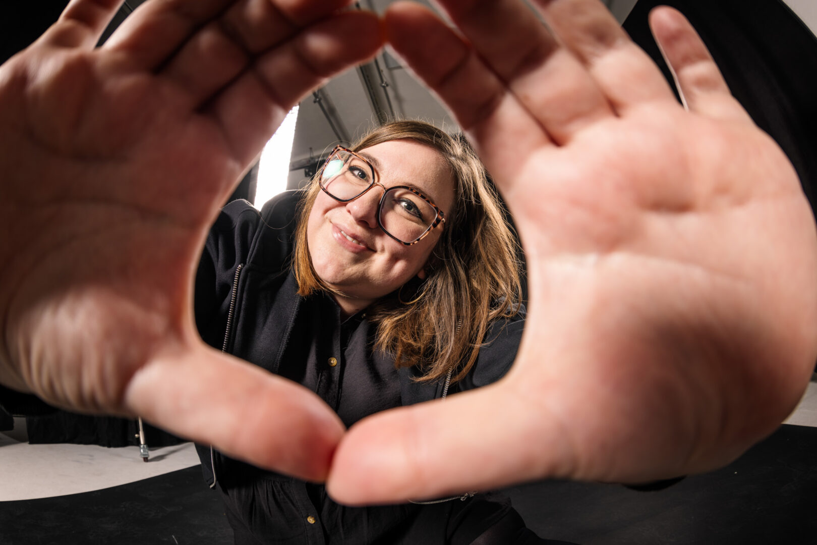 Teammitglied blickt über die Schulter