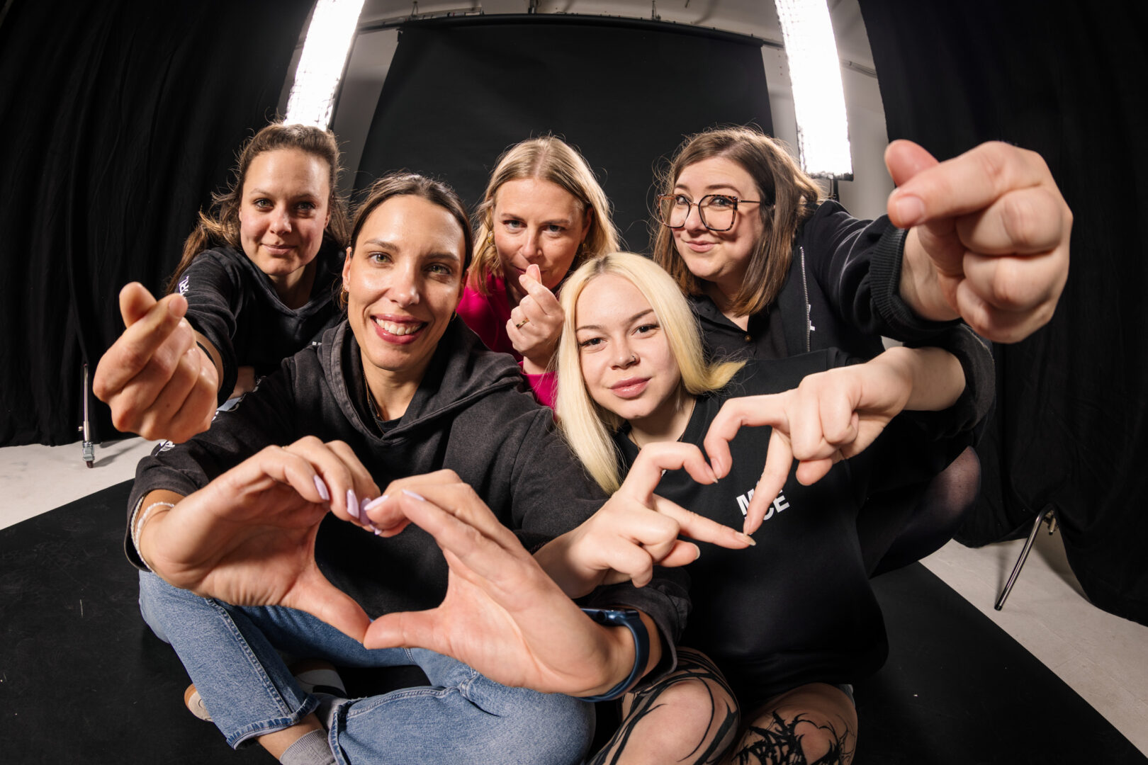 Das Mad Nice Team lacht gemeinsam im Fotostudio