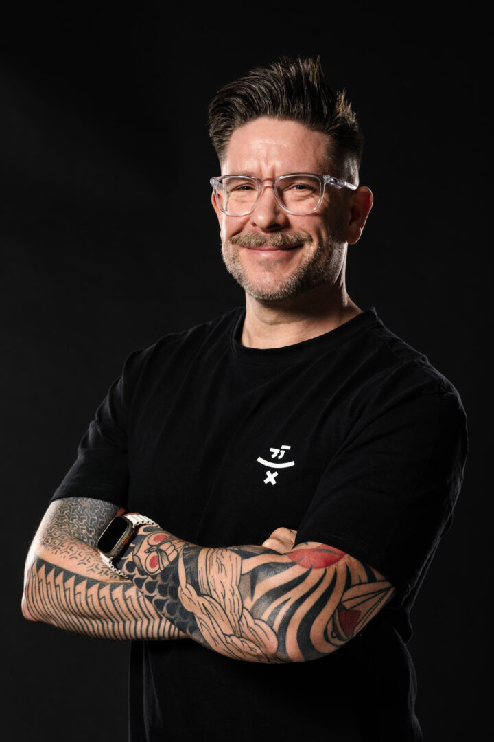 Portrait eines Teammitglieds mit Brille im Studio