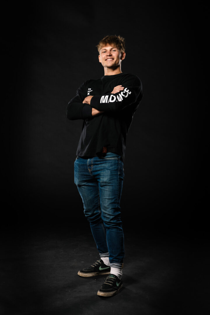 Teammitglied mit Sonnenbrille im Studio