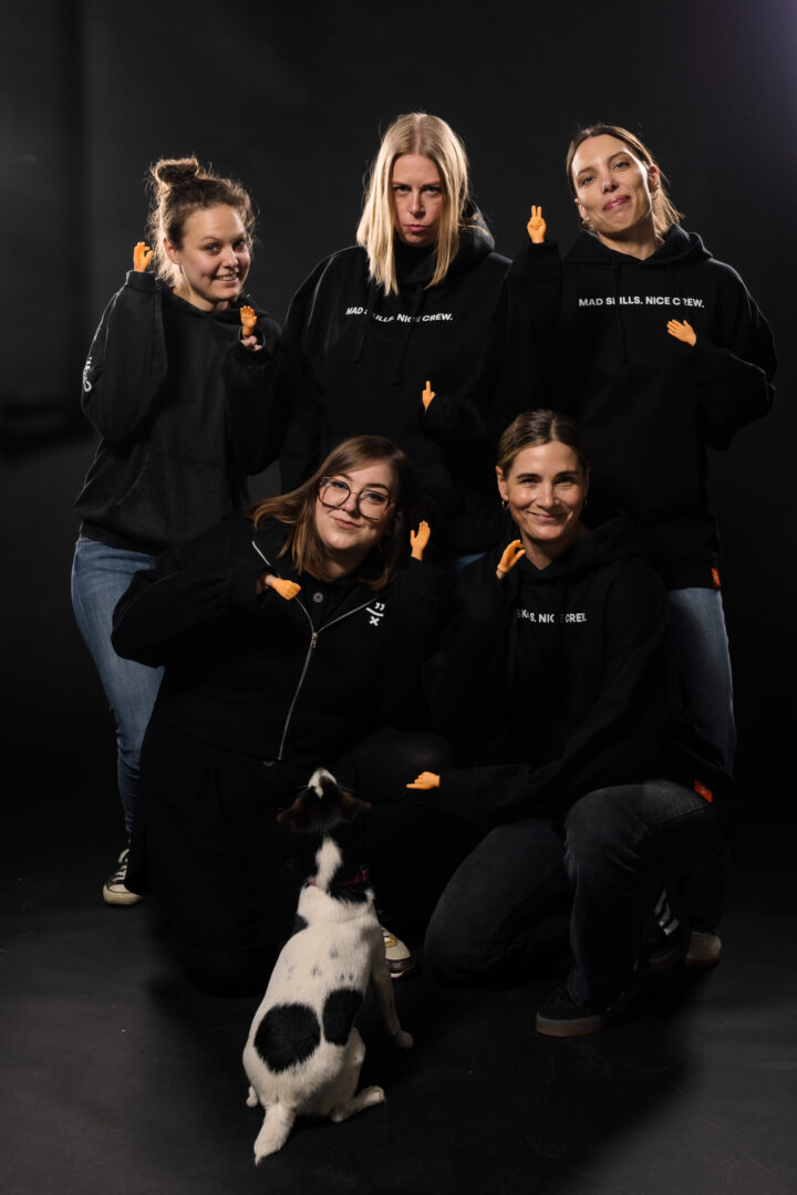 Gruppenfoto des Mad Nice Teams mit Bürohund im Studio